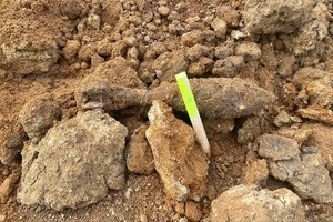 Na zdjęciu widać niewybuch w miejscu wykopu.