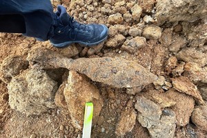 Na zdjęciu widać niewybuch w miejscu wykopu.