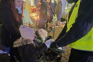 Na zdjęciach widać policjantów i mieszkańców podczas akcji profilaktycznej.