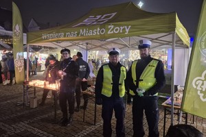 Na zdjęciach widać policjantów i mieszkańców podczas akcji profilaktycznej.
