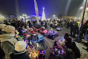Na zdjęciach widać policjantów i mieszkańców podczas akcji profilaktycznej.