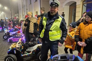 Na zdjęciach widać policjantów i mieszkańców podczas akcji profilaktycznej.