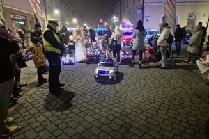 Na zdjęciach widać policjantów i mieszkańców podczas akcji profilaktycznej.