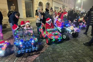 Na zdjęciach widać policjantów i mieszkańców podczas akcji profilaktycznej.