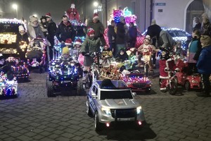 Na zdjęciach widać policjantów i mieszkańców podczas akcji profilaktycznej.