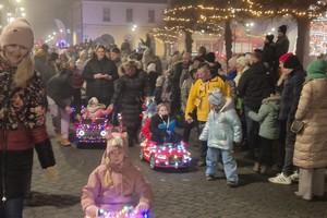 Na zdjęciach widać policjantów i mieszkańców podczas akcji profilaktycznej.