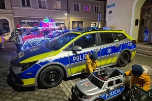 Na zdjęciach widać policjantów i mieszkańców podczas akcji profilaktycznej.