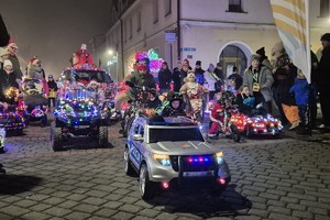 Na zdjęciach widać policjantów i mieszkańców podczas akcji profilaktycznej.