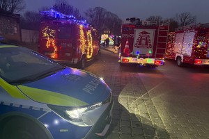 Na zdjęciach widać policjantów i mieszkańców podczas akcji profilaktycznej.