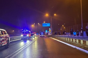 Na zdjęciach widać policjantów i mieszkańców podczas akcji profilaktycznej.