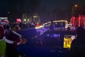 Na zdjęciach widać policjantów i mieszkańców podczas akcji profilaktycznej.