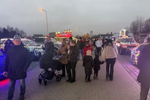 Na zdjęciach widać policjantów i mieszkańców podczas akcji profilaktycznej.