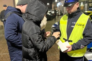 Na zdjęciach widać policjantów i mieszkańców podczas akcji profilaktycznej.