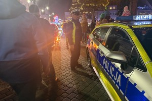 Na zdjęciach widać policjantów i mieszkańców podczas akcji profilaktycznej.