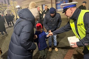 Na zdjęciach widać policjantów i mieszkańców podczas akcji profilaktycznej.