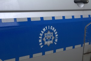 Na zdjęciu widać bok policyjnego radiowozu.