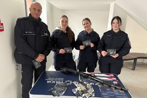 Na zdjęciu widać policjantów i uczniów klasy mundurowej przed stanowiskiem promocyjnym.