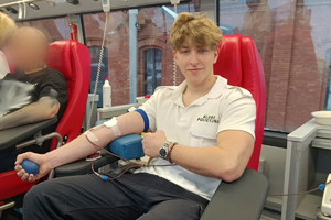 Na zdjęciu widać ucznia klasy mundurowej oddającego krew.