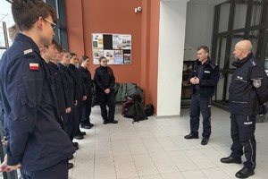 Na zdjęciu widać policjantów i uczniów klasy mundurowej.