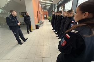 Na zdjęciu widać policjantów i uczniów klasy mundurowej.