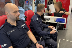 Na zdjęciu widać policjantów w ambulansie krwiodawstwa.