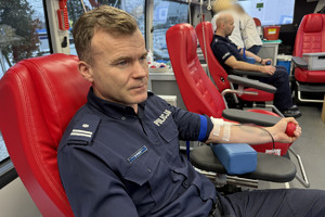Na zdjęciu widać komendanta podczas oddawania krwi.