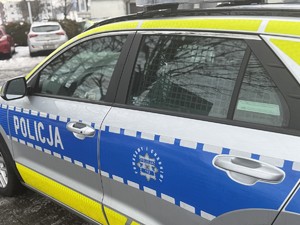 Na zdjęciu widać policyjny radiowóz na parkingu żorskiej komendy Policji.