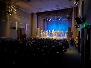 Na zdjęciu widać przebieg koncertu, wykonawców i uczestników wydarzenia.