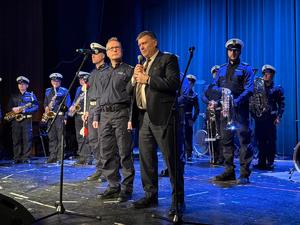 Na zdjęciu widać przebieg koncertu, wykonawców i uczestników wydarzenia.