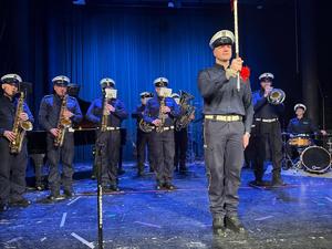 Na zdjęciu widać przebieg koncertu, wykonawców i uczestników wydarzenia.