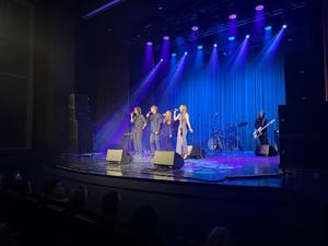 Na zdjęciu widać przebieg koncertu, wykonawców i uczestników wydarzenia.