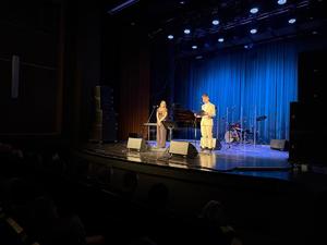 Na zdjęciu widać przebieg koncertu, wykonawców i uczestników wydarzenia.