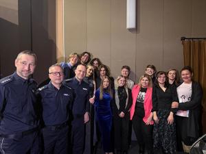 Na zdjęciu widać przebieg koncertu, wykonawców i uczestników wydarzenia.