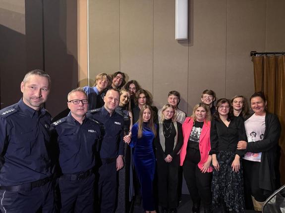 Na zdjęciu widać przebieg koncertu, wykonawców i uczestników wydarzenia.