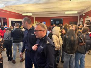 Na zdjęciu widać przebieg koncertu, wykonawców i uczestników wydarzenia.