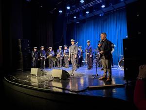 Na zdjęciu widać przebieg koncertu, wykonawców i uczestników wydarzenia.