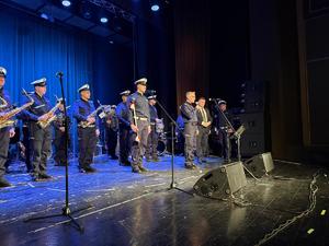 Na zdjęciu widać przebieg koncertu, wykonawców i uczestników wydarzenia.