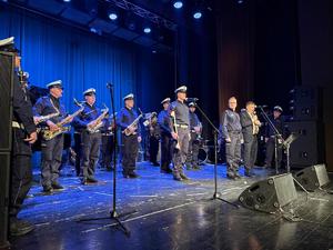 Na zdjęciu widać przebieg koncertu, wykonawców i uczestników wydarzenia.