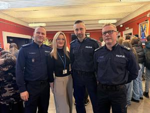 Na zdjęciu widać przebieg koncertu, wykonawców i uczestników wydarzenia.