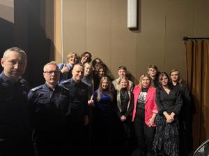 Na zdjęciu widać przebieg koncertu, wykonawców i uczestników wydarzenia.