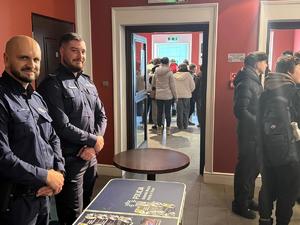 Na zdjęciu widać przebieg koncertu, wykonawców i uczestników wydarzenia.