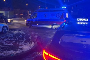Na zdjęciu widać radiowóz, karetkę pogotowia i miejsce zdarzenia drogowego.