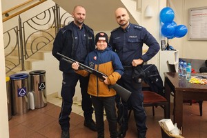 Na zdjęciu widać policjantów oraz dzieci przed stanowiskiem promocyjnym.