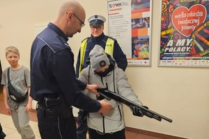 Na zdjęciu widać policjantów oraz dzieci przed stanowiskiem promocyjnym.