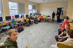 Na zdjęciu widać policjantów oraz uczniów w trakcie wspólnych zajęć.