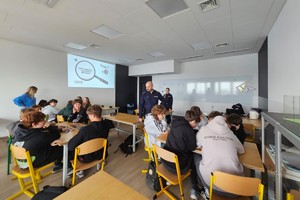 Na zdjęciu widać policjantów oraz uczniów w trakcie wspólnych zajęć.