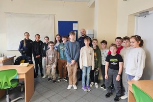 Na zdjęciu widać policjantów oraz uczniów w trakcie wspólnych zajęć.