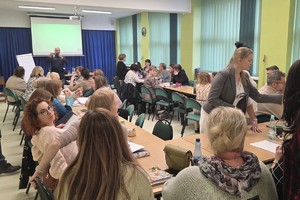 Na zdjęciu widać policjanta oraz nauczycieli podczas spotkania.