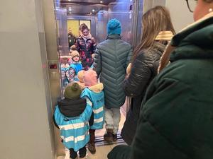 Na zdjęciu widać policjantów oraz przedszkolaków wraz z ich opiekunkami.