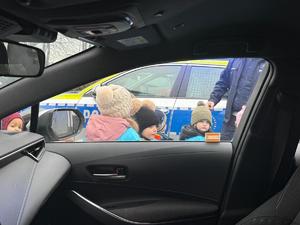 Na zdjęciu widać policjantów oraz przedszkolaków wraz z ich opiekunkami.